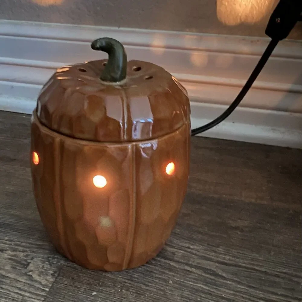 Scentsy Pumpkin Premium Scent Warmer Halloween Fall Autumn Ceramic 25W Bulb Deco